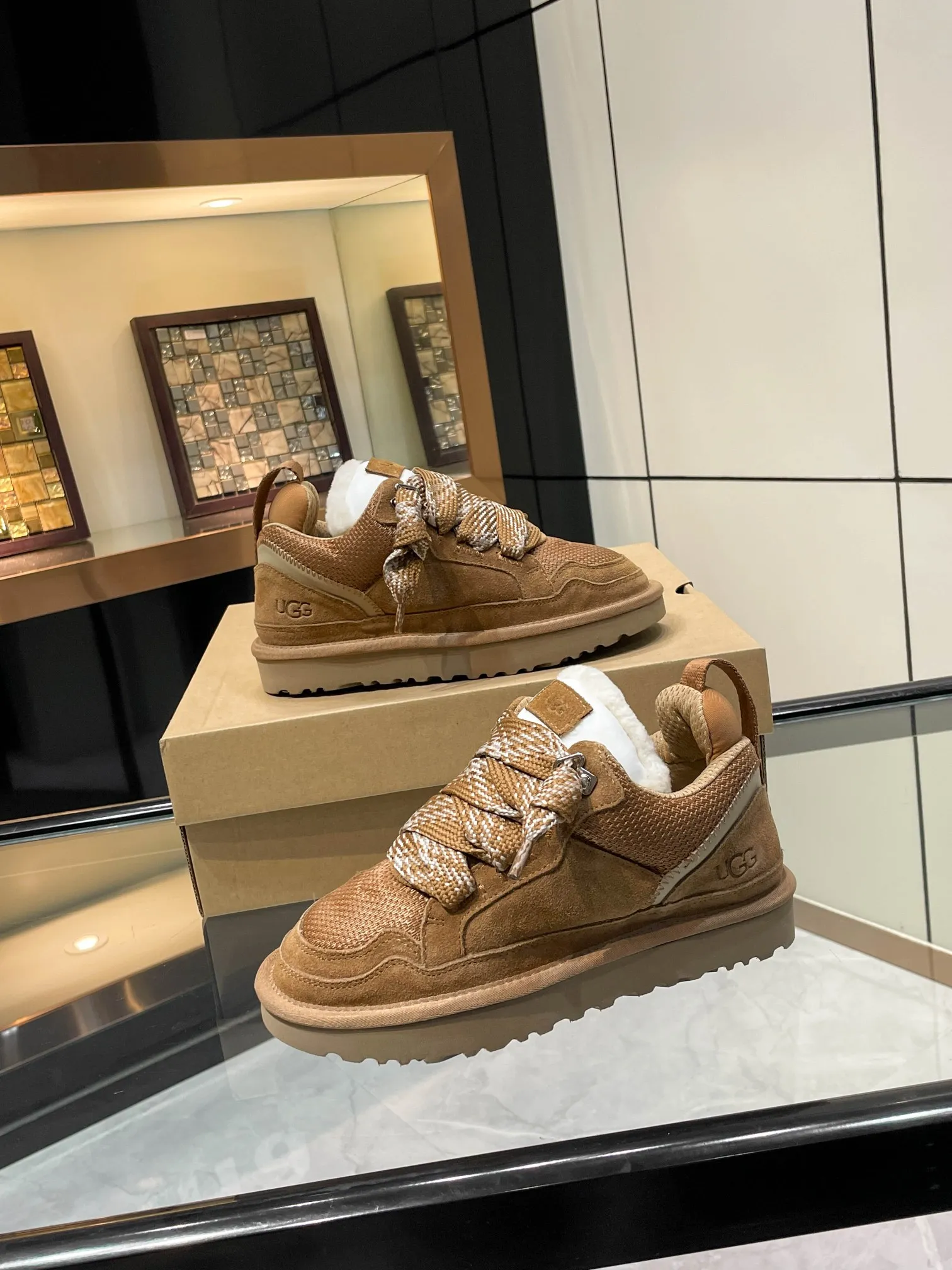Men's men's shoes pP540! UGG~25vs popular platform thick-soled casual shoes series... [Round-toe thick-soled casual shoes] A shoe that does not clash with shirts, simple partition design ➕ spotted outsole, silk curls on the upper, a must-have for autumn and winter, can be worn with any pants or skirt, very comfortable and beautiful on the feet... ❶Material: Original customized cow ➕Breathable mesh ❷Inner lining: Original customized wool ❸ Foot pads: Original customized sheepskin ❹Outsole: Original molded wear-resistant velvet foam outsole ❺Number of codes: 35-41 ❻Packaging: Original full set of packaging ☀Color: Official website updated simultaneously